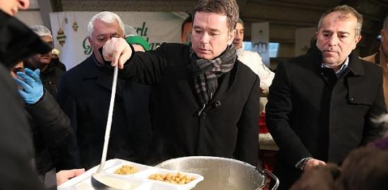 Osmangazi Belediyesi'nin İftar Sofrasında Yüzlerce Kişi Bir Araya Geldi