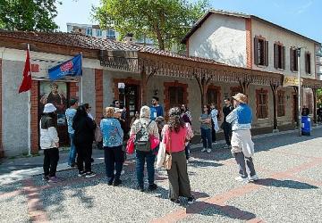Karşıyaka Belediyesi'nin ücretsiz 'Kültür Rotası' turlarına büyük ilgi