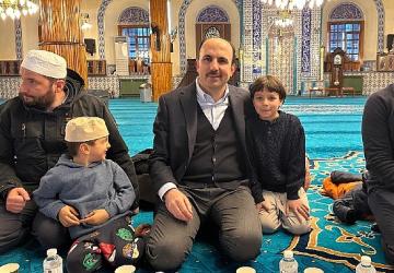 Başkan Altay Kapı Camii'nde Gelenek Olarak Sürdürülen “Ümmet İftarı"nın Bereketine Ortak Oldu