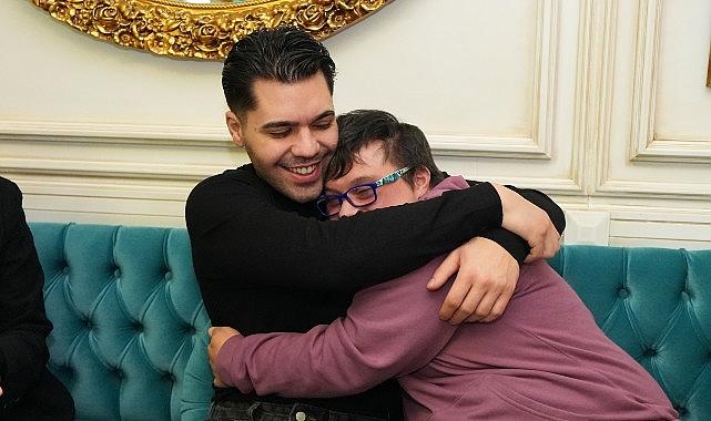 Sanatçı Emir Can İğrek, Üsküdar Tebessüm Kahvesi'ni Ziyaret Etti