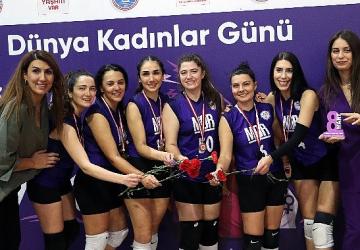 Kadınlar adına “manşet" attılar