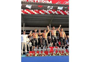 Kemer Belediye güreşçileri kürsüye çıktı