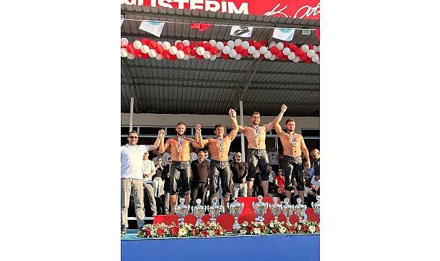 Kemer Belediye güreşçileri kürsüye çıktı