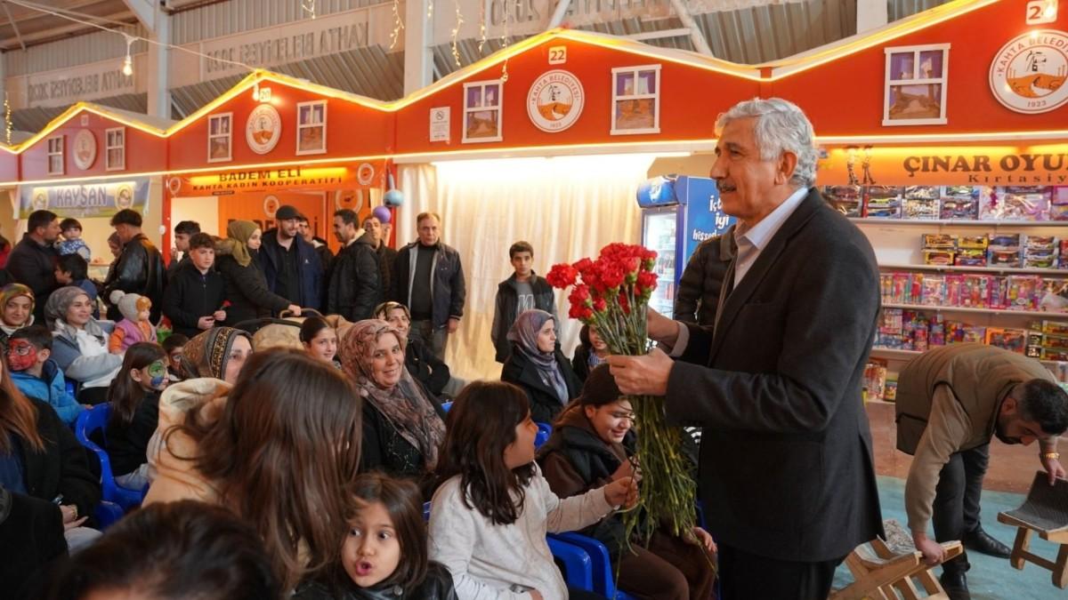 Başkan Hallaç, Ramazan Çarşısı’nda kadınlara karanfil dağıttı