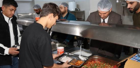 Kahta’da ‘Maarifin Kalbinde Ramazan’ buluşması: Pansiyonda ilk iftar sofrası kuruldu