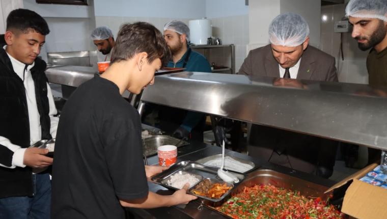 Kahta’da ‘Maarifin Kalbinde Ramazan’ buluşması: Pansiyonda ilk iftar sofrası kuruldu