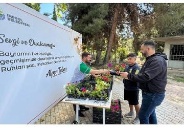 İnegöl Belediyesi Bayram Öncesi Mezarlıklarda Çiçek Dağıttı