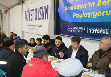 Abdurrahman Tutdere, Kent Meydanı’nda iftar sofrasında vatandaşlarla bir araya geldi - Videolu Haber