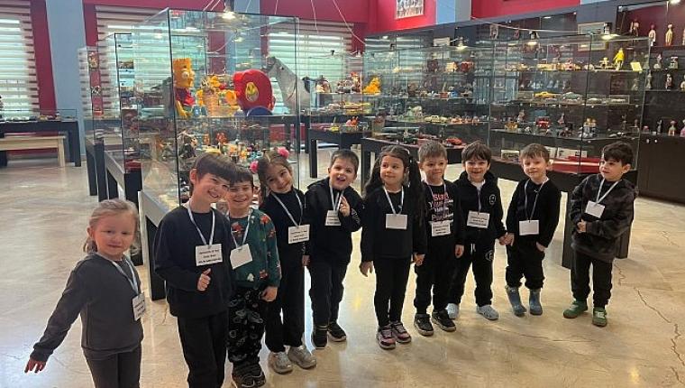 Kreş öğrencileri, dinozor ve oyuncak müzesini ziyaret etti