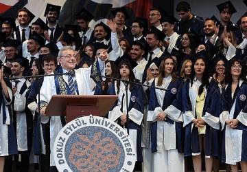 DEÜ Tıp Fakültesi'nde 48. Dönem Mezuniyet Coşkusu Yaşandı