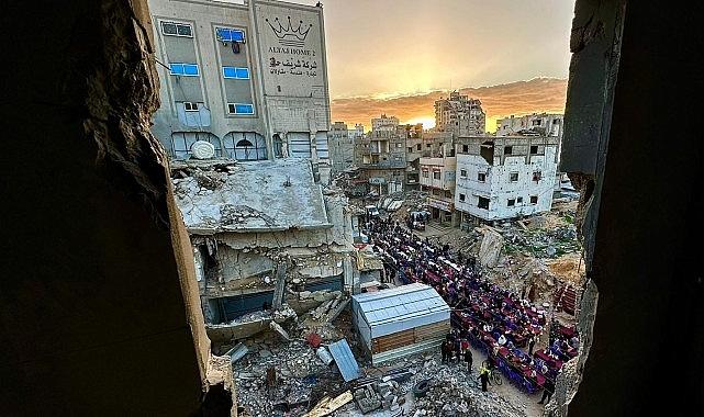 Türk Kızılay Gazze'de Ramazan'ın İlk İftar Sofrasını Kurdu