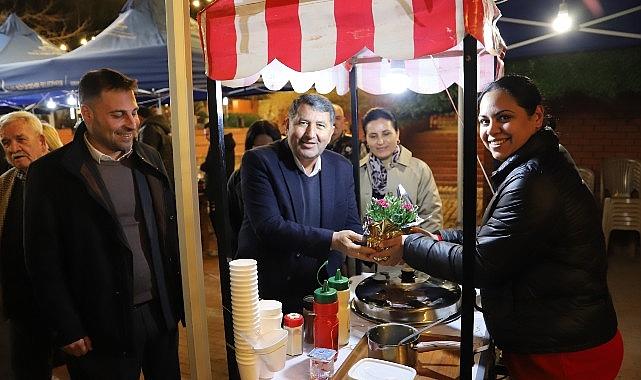 Bayındır'da Müzik ve Çiçeklerle Dolu Akşam: Kadınlar Günü Ramazan Sokağı'nda Kutlandı