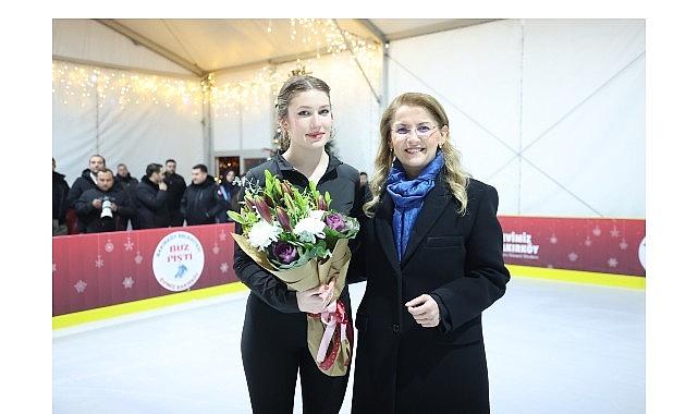 Bakırköy'de açılan Buz Pisti'ne büyük ilgi