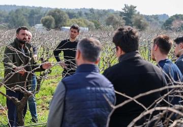 Buca'nın bağlarında geleceğin ziraat mühendisleri yetişiyor