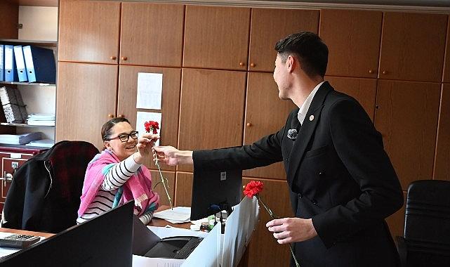 Gençlerden kadınlara karanfil