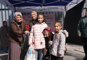 Bayrampaşa'da 8 Mart'ta kadınlara karanfil dağıtıldı