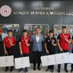 ADIYAMAN (PHA) - Gençlik ve Spor İl Müdürü Fikret Keleş, Aksaray’da düzenlenen 2024-2025 Eğitim Öğretim Yılı Okul Sporları Karakucak Güreş Türkiye Şampiyonası’nda dereceye giren Adıyaman Gençlik ve Spor Kulübü sporcuları...