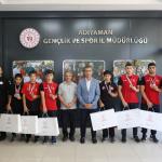 ADIYAMAN (PHA) - Gençlik ve Spor İl Müdürü Fikret Keleş, Aksaray’da düzenlenen 2024-2025 Eğitim Öğretim Yılı Okul Sporları Karakucak Güreş Türkiye Şampiyonası’nda dereceye giren Adıyaman Gençlik ve Spor Kulübü sporcuları...