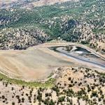 ADIYAMAN (PHA) - Fatma Didar YILDIRIM – Adıyaman’ın Gerger ilçesi sınırlarında yer alan, zengin florası ve şifalı sularıyla bölge halkı ile doğa tutkunlarının gözdesi olan Sülüklü Göl, kuraklık ve su kaynaklarındaki azal...