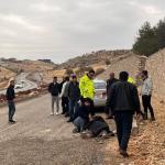 ADIYAMAN (PERRE) - Berfin GÜRBÜZ - Adıyaman'ın Besni ilçesinde sürücüsünün direksiyon hâkimiyetini kaybetmesi sonucu meydana gelen kazada 70 yaşındaki Gülüsüm Kurt hayatını kaybetti, oğlu Mustafa Kurt ise ağır yaralandı.