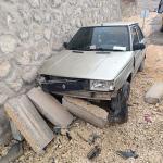 ADIYAMAN (PERRE) - Berfin GÜRBÜZ - Adıyaman'ın Besni ilçesinde sürücüsünün direksiyon hâkimiyetini kaybetmesi sonucu meydana gelen kazada 70 yaşındaki Gülüsüm Kurt hayatını kaybetti, oğlu Mustafa Kurt ise ağır yaralandı.