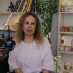 ADIYAMAN (PERRE) - Berfin GÜRBÜZ- Sibel TURAN-Öğretmenlikten çini ve seramik ustalığına uzanan yolculuğuyla dikkat çeken iş kadını ve yazar Nazan Taştan Yapıcı, deprem sonrası hobisini nasıl mesleğe dönüştürdüğünü, giriş...