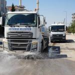 ADIYAMAN (PHA) - Adıyaman Belediyesi Temizlik İşleri Müdürlüğü Ekipleri tarafından, deprem sonrası artan inşaat çalışmalarının neden olduğu tozlanmayı önlemek için Sümerevler Mahallesi Eski Besni Caddesi’nde ve sokaklard...