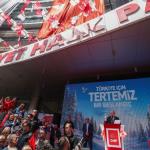 ANKARA (PERRE) - (Berfin GÜRBÜZ) - Cumhuriyet Halk Partisi Genel Başkanı Kemal Kılıçdaroğlu, CHP Genel Merkezi'nde Kurban Bayramının 4'üncü günü düzenlenen Halkla Bayramlaşma programında vatandaşlara hitap etti.