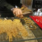 ADIYAMAN (PERRE) - Şeriban ÖZÇAKMAK-Berfin GÜRBÜZ - Adıyaman'da kuyumcu esnafı İbrahim Halil Dolma, altın fiyatlarındaki düşüşün küresel gelişmelerden kaynaklandığını belirterek, ülkelerin altınlarını satıp petrole yönel...