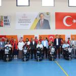 ADIYAMAN (PHA) - Adıyaman Valiliği himayelerinde, hayırsever iş insanı Harun Yurt ve değerli dostlarının katkılarıyla depremden etkilenen engelli vatandaşların yaşam standartlarını artırmaya yönelik 41 adet akülü tekerle...