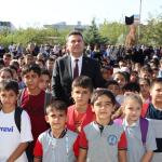 ADIYAMAN (PHA) - Mustafa KAMIŞ - Kahta Belediye Başkanı Mehmet Can Hallaç, 2025-2026 eğitim-öğretim yılının başlaması dolayısıyla ilçedeki okulları ziyaret ederek öğrencilerle bir araya geldi.