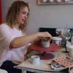 ADIYAMAN (PERRE) - Berfin GÜRBÜZ- Sibel TURAN-Öğretmenlikten çini ve seramik ustalığına uzanan yolculuğuyla dikkat çeken iş kadını ve yazar Nazan Taştan Yapıcı, deprem sonrası hobisini nasıl mesleğe dönüştürdüğünü, giriş...