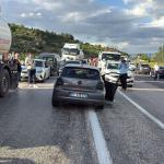 ADIYAMAN (PERRE) - Adıyaman'ın Gölbaşı ilçesinde meydana gelen trafik kazasında aynı aileden üç kişi yaşamını yitirdi, dört kişi yaralandı.