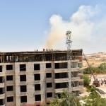 ADIYAMAN (PHA) - Adıyaman'ın Besni ilçesinde inşaat halindeki 6 katlı binanın çatı katında çıkan yangın panik yarattı.