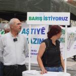 ADIYAMAN (PHA) - DEM Parti Adıyaman İl Eş Başkanları Mehmet Bayır ve Gönül Şahin, DEM Parti Adıyaman İl Örgütü tarafından açılan “Barış istiyoruz” imza kampanyası için kurulan standı ziyaret etti.