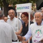 ADIYAMAN (PHA) - DEM Parti Adıyaman İl Eş Başkanları Mehmet Bayır ve Gönül Şahin, DEM Parti Adıyaman İl Örgütü tarafından açılan “Barış istiyoruz” imza kampanyası için kurulan standı ziyaret etti.