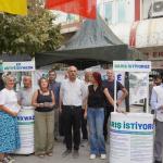 ADIYAMAN (PHA) - DEM Parti Adıyaman İl Eş Başkanları Mehmet Bayır ve Gönül Şahin, DEM Parti Adıyaman İl Örgütü tarafından açılan “Barış istiyoruz” imza kampanyası için kurulan standı ziyaret etti.
