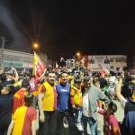 ADIYAMAN (PERRE) - Behçet ATABEK - Galatasaray'ın dün akşam Antalyaspor'u 4-2 mağlup ederek şampiyonluğunu ilan etmesinin ardından Adıyaman'da sarı-kırmızılı taraftarlar sokaklara çıktı.