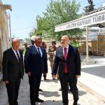 ADIYAMAN (PERRE) - Sibel TURAN- Vali Abdullah Küçük ve beraberindeki heyet Vakıflar Bölge Müdürlüğü tarafından Abuzer El Gaffari ve Mahmut El Ensari Türbesinde yürütülen restorasyon ve çevre düzenleme çalışmalarını yerin...