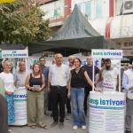 ADIYAMAN (PHA) - DEM Parti Adıyaman İl Eş Başkanları Mehmet Bayır ve Gönül Şahin, DEM Parti Adıyaman İl Örgütü tarafından açılan “Barış istiyoruz” imza kampanyası için kurulan standı ziyaret etti.
