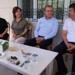 ADIYAMAN (PHA) - Türkiye Belediyeler Birliği (TBB) Başkan Vekili ve Mersin Büyükşehir Belediye Başkanı Vahap Seçer, ev hapsinde tutulan ve görevinden uzaklaştırılan Adıyaman Belediye Başkanı Abdurrahman Tutdere’yi evinde...