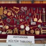 ADIYAMAN (PHA) - Murat KAYIŞ-Musa GÜRBÜZ - Adıyaman Kale Girişi’nde bulunan Sanat Sokağı’nda, el işçiliğiyle üretilmiş sepetlerden minyatürlere kadar pek çok geleneksel ürünün sergilendiği tezgâhın başında 40 yıllık emek...