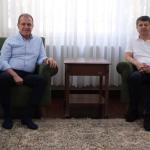 ADIYAMAN (PHA) - Türkiye Belediyeler Birliği (TBB) Başkan Vekili ve Mersin Büyükşehir Belediye Başkanı Vahap Seçer, ev hapsinde tutulan ve görevinden uzaklaştırılan Adıyaman Belediye Başkanı Abdurrahman Tutdere’yi evinde...