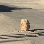 ADIYAMAN (PHA) - Şeriban ÖZÇAKMAK – Adıyaman’da Siteler Mahallesi Kavi Yolu üzerinde bulunan rögar kapağı tehlike saçıyor.