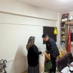 GAZİANTEP (PERRE) - Yasin ŞAHİN - Gaziantep'in Şahinbey ilçesi Kılınçoğlu Mahallesi'nde, Besnili Muhtar İrfan Şahin öncülüğünde hayırseverlerin katkılarıyla her gün 300 adet sıcak ekmek ihtiyaç sahibi ailelere ulaştırılı...