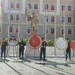 ADIYAMAN (PHA) - Gazi Mustafa Kemal Atatürk’e Gazi unvanı ve Mareşal rütbesi verilmesinin yıl dönümü, Adıyaman’da çelenk sunumu, saygı duruşu ve İstiklal Marşı ile anıldı.