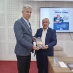 ADIYAMAN (PERRE) - Sibel TURAN- Gazeteci, şair ve yazar Hüseyin Turhal, Adıyaman'ın manevi dünyasına ışık tutan yeni eseri "Ape Aziz Dede" için düzenlenen imza gününde adeta sevgi seliyle karşılaştı.