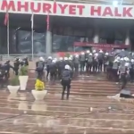 ANKARA (PERRE) - Kılıçdaroğlu'nun avukatının başvurusu üzerine polis, gaz bombası ve plastik mermi kullanarak CHP Genel Merkezi'ni tahliye etderken, "CHP bundan sonra sokaktadır" diyerek binadan ayrılan Özgür Özel, TBMM'...