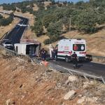 DİYARBAKIR (PHA) - Şeriban ÖZÇAKMAK – Diyarbakır-Eğil karayolunda meydana gelen minibüs kazasında, Adıyaman’dan gezi amacıyla yola çıkan sağlık çalışanlarını taşıyan araç devrildi.