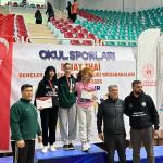 DİYARBAKIR (PERRE) - Şeriban ÖZÇAKMAK - Okul Sporları Muaythai Türkiye Şampiyonası'nda Diyarbakır'ı temsil eden Milli Takım Antrenörü Erdal Erdoğan'ın sporcuları, 1 altın, 1 gümüş ve 1 bronz madalya kazanarak önemli bir...